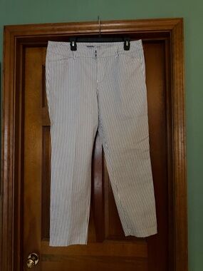 Old Navy White and Navy Pinstripe Cropped Pants